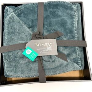 NIB Bombay Green Plush Luxury Velvet Oversized Throw
